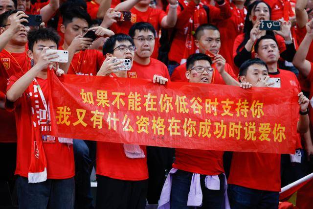 拉菲尼亚梅开二度领衔巴萨复仇塞维利亚，独占射手榜首